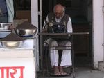 Udaipur: Basar - neben dem Teehndler hat der Schneider noch eine kleine Niesche