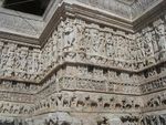 Udaipur: Kunstvolle Reliefs an der Auenmauern des Tempels