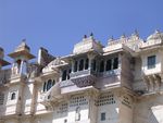 Udaipur: Die oberen Etagen des Palastes sind schn Verziert