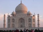 Agra: Die ersten Strahlen der Morgensonne erreichen das Mausoleum und...