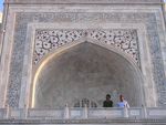 Agra: Die schlichten weien Marmorwnde zieren Koranverse und Blumenmotive