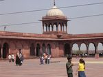 Delhi: Hier auf dem Hof der Moschee finden 20.000 Glubige Platz