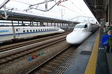 Einfahrender Superzug Shinkansen