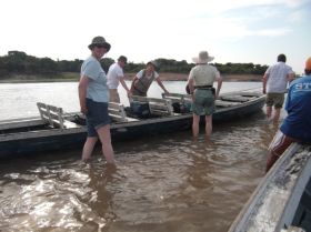 Kanus im trben Wasser des Amazonas