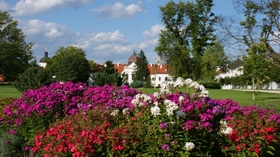 Park von Schloss Gdll