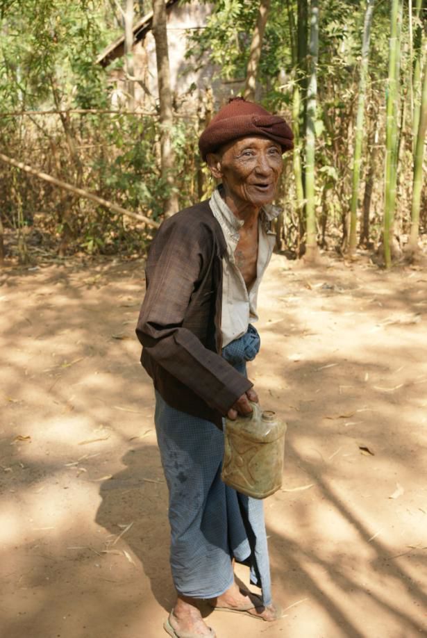 Nahe des Pagodenwaldes von Indein unterhlt sich unsere Reisegruppe mit diesem ber 100 Jahre alte Burmesen.