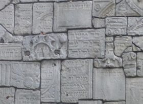 Krakau: Alter jdischer Friedhof - Mauer aus Grabstein-Fragmenten