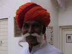 Rajasthan: Stolzer Hoteldiener mit Schauzbart und Turban