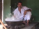 Unterwegs: Gut gelaunter Koch in einer Straßenküche