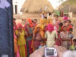 Rajasthan: Die Frauen und Kinder sehen uns genau so neugierig an wie wir sie