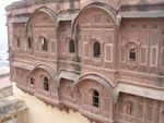 Jodhpur: Die Fensterflucht ist filigrane Steinmetzarbeit