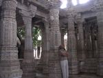 Ranakpur: Im Eingangsbereich des Tempels