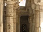 Ranakpur: Einige der 1000 Säulen dieses Tempels