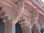 Agra: Pfeiler aus Sandstein und...
