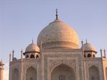 Agra: ...tauchen die Kuppel in goldenes Licht