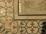 Agra: Detail der Blumendekoration aus Edelsteinintarsien und Marmor