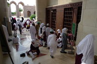 Schulkinder an der Sultan Qaboos Moschee