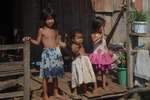 Freundliche Ver­ab­schie­dung durch Kin­der am Tonle Sap-See