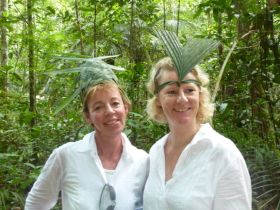 Zwei Frauen im Dschungel des Amazonasgebietes 