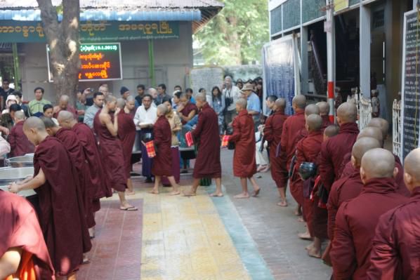 Speisung der Mönche im Mahagandayon-Kloster in Amarapura