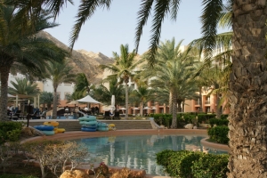 Oman: Hotel, Pools unter Palmen