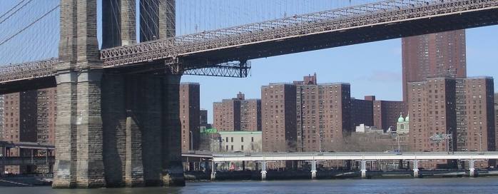 Brooklyn-Bridge und Wohngebäude am East River