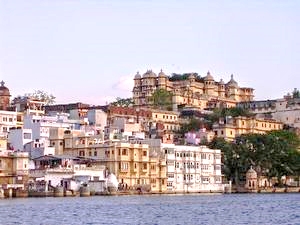Udaipur - Blick vom Pichola-See auf die Stadt