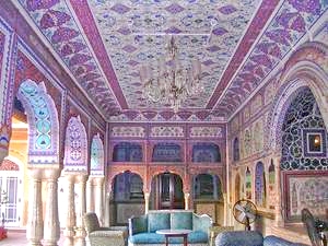 Samode Palace - Eine der offenen, schattigen Hallen