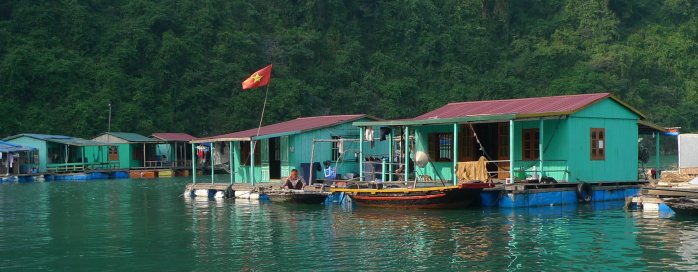 Schwimmende Huser in der Ha Long-Bucht