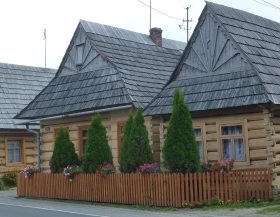 Krakau: Schindelgedeckte Holzhäuser der Goralen