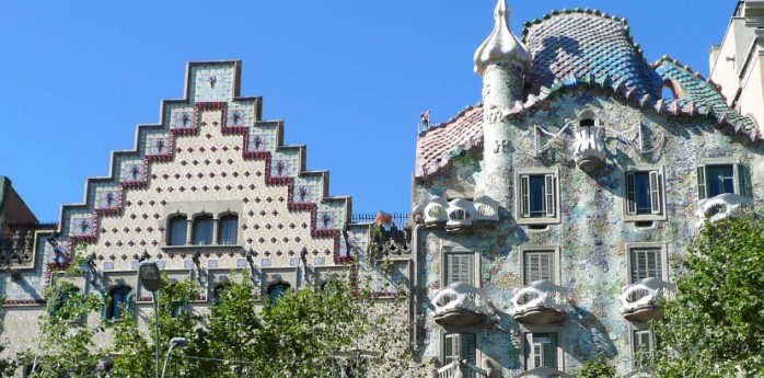 Barcelona - Stadt mit fantasievollen Gebäuden: Casa Amatller (l.) und Casa Battló (r.)