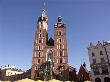 Die Marienkirche mit den zwei ungleichen Trmen; im Inneren begeistert sie mit dem berhmten Altar von Veit Sto
